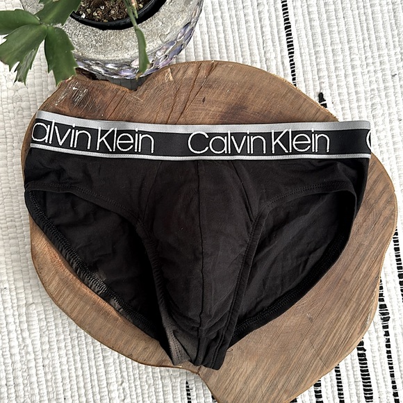 Calvin Klein - Picture 4 of 6